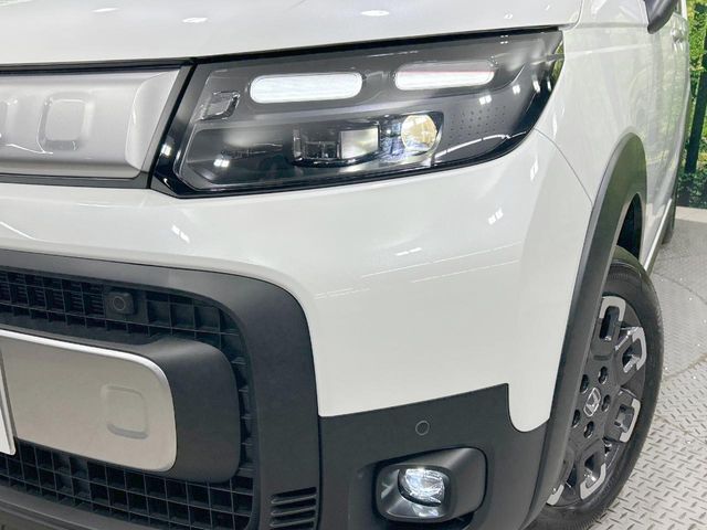 【LEDヘッドライト】悪天候や夜間走行時も良好な視界を確保し安心して運転できる高輝度LEDヘッドライトを装備！点灯速度が早く、消費電力も抑えられています。