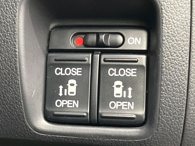 【両側パワースライドドア】スマートキーや運転席のスイッチで後席両側スライドドアの開閉が可能♪電動だから力を入れてドアを開ける必要が無く、小さなお子様でも簡単に開け閉めでき快適です♪