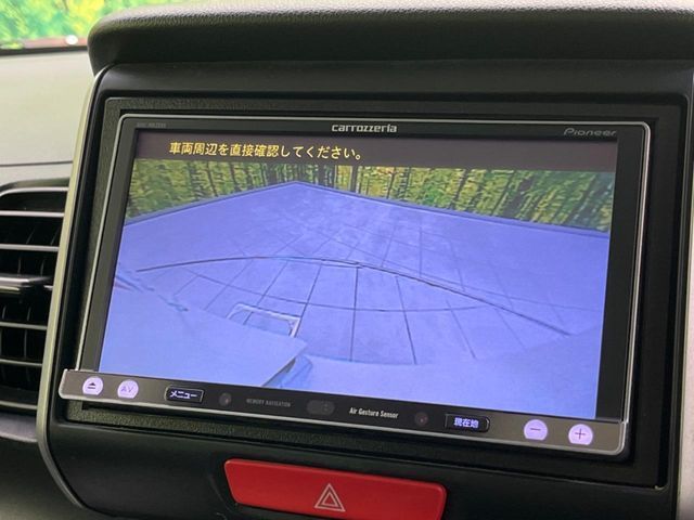 【バックカメラ】駐車時に後方がリアルタイム映像で確認できます。大型商業施設や立体駐車場での駐車時や、夜間のバック時に大活躍！運転スキルに関わらず、今や必須となった装備のひとつです！