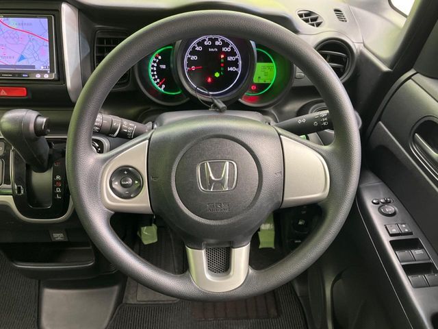 【ステアリングスイッチ】運転中、前方から目線をそらすことなく、オーディオ等の操作が可能な便利機能！安心＆快適なドライブを演出してくれます♪