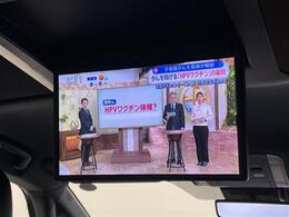 【純正後席ディスプレイ（フリップダウンモニター）】後部座席からも、DVDや映画、ライブ映像、YouTube動画など様々な動画が楽しめ、ドライブが退屈しません！