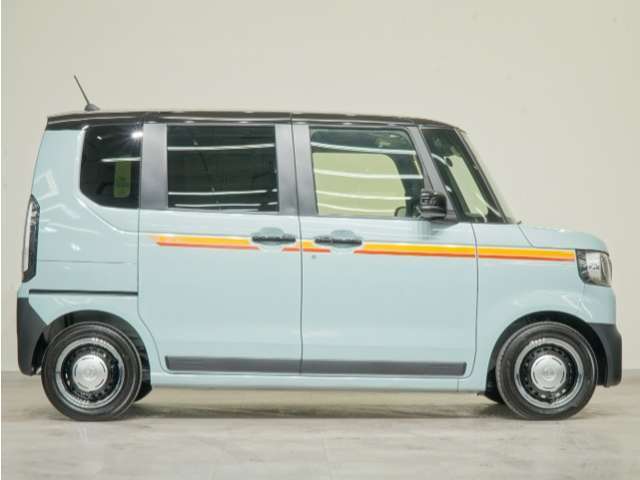 リアには左右スライドドアを採用。狭い駐車場でも開閉しやすく、強風の日でもドアが煽られにくくなっております。小さなお子さまやご年配の方も安心して乗り降りできます。