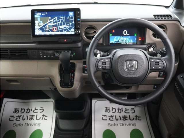 運転にかかわる様々な操作を安全に行えるように視点移動が少なく、操作性に配慮されたスイッチ類が凝縮されたコクピットです。