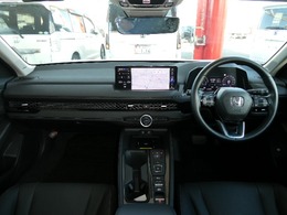 シンプルかつ上質な車内でハンドルにはACC〈アダプティブ・クルーズ・コントロール〉予め設定した車速内でクルマが自動的に加減速！　前走車との適切な車間距離を維持しながら追従走行しドライバーの運転負荷軽減