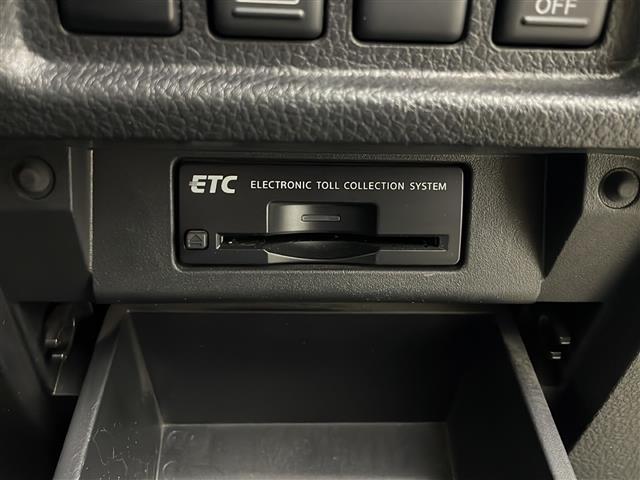 【ETC】有料道路を利用する際に料金所で停止することなく通過できる、ETC車載器（ノンストップ自動料金収受システム機器）が装備されています。セットアップを行うことで利用可能になります。