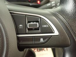 先行車との車間距離を保ちながら加速・減速してくれる「アダプティブクルーズコントロール」を装備しています。ロングドライブに最適ですね！