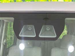 【スマートアシスト】走行中に前方の車両等を認識し、衝突しそうな時は警報とブレーキで衝突回避と被害軽減をアシスト。より安全にドライブをお楽しみいただけます。