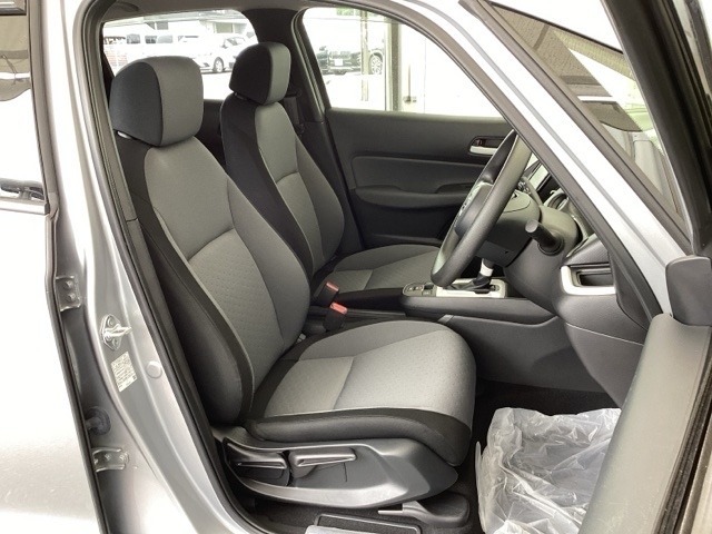 フロント広々、セパレートシートの運転席は、ハイトアジャスターが付いているので、快適にドライブができます。ハンドルはテレスコピック機能で、ハンドル位置を上・下・手前・奥に調節できます。