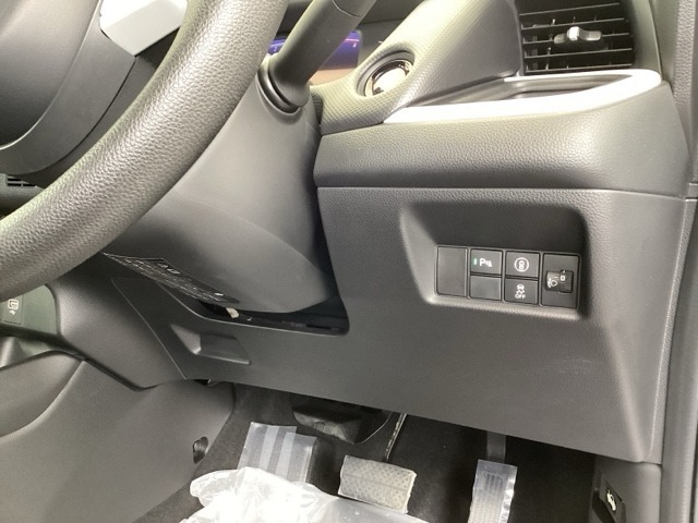 横滑りを防ぐVSAなどのスイッチは、運転席の右側、手の届きやすい位置にあります。