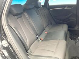 ●後部座席も気になるようなキズ・汚れやへたり等、大きなダメージはなく、良好な状態です。