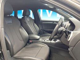 ●S-Line専用ハーフレザーシート：高級感もさることながら、スポーツタイプにふさわしくフィットするシート！そして、車との一体感を演出してくれます！