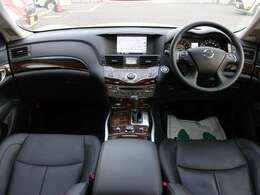 すっきりとしたフーガらしいデザインのダッシュ回り！フロントビューの視認性もよく運転しやすいと思います★