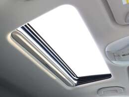 サンルーフを装備☆車内の換気にとても便利で採光性にも優れていますしなにより開放感と高級感がありますね☆後付けできない装備ですのでぜひ装着車をお勧めいたします☆