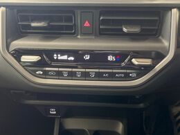 【オートエアコン】一度お好みの温度に設定すれば、車内の温度を検知し風量や温度を自動で調整。暑い…寒い…と何度もスイッチ操作をする必要はありません。快適な車内空間には必須の機能ですね♪