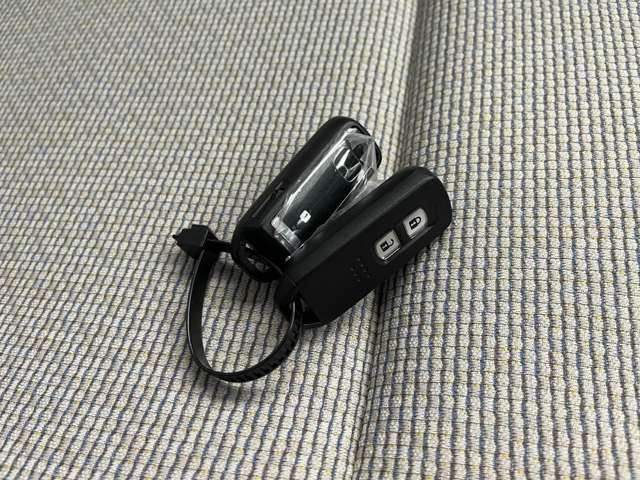 付いてて便利！とても人気の高い装備のスマートキーシステム。キーを携帯しているだけで、ドアロックの開閉並びにエンジンの始動が可能な装備です。