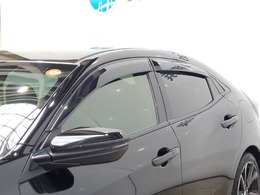 車内の空気の入れ替えだけでなく、雨天時の雨の入り込みや紫外線防止にも役立つドアバイザー装着済みです。