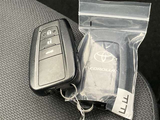 ドアの開閉時、両手が荷物で塞がっている時はキーレスでのカギの解除が大変ですよね。スマートキーはポケットやバッグに入れておけば、ノブに触れただけでロックの解除が可能です。とても便利な機能です。