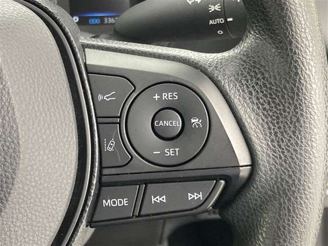 前方の車との車間を設定し、スピードを上げたり緩めたりを自動で行ってくれる追尾式の「レーダークルーズ」。上級装備の一つです！高級車にしかつかない嬉しい機能です。
