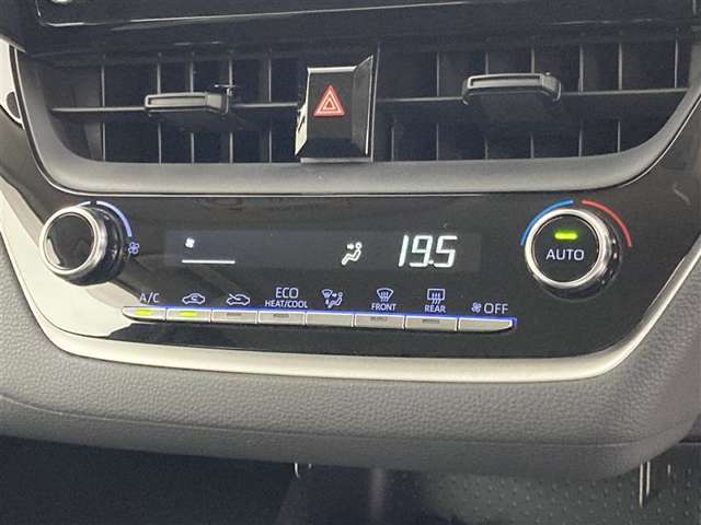オートエアコンは温度を設定するだけで、自動で風量などを設定してくれます。運転しながら操作も必要ないので、安全性も向上します。