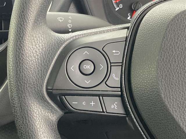 運転中、オーディオの操作をしてて、ハッとしたことはありませんか？ステアリングスイッチは、運転中でもハンドルでオーディオの操作が可能です。安全なドライブをサポートします。