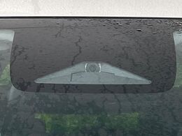 【ホンダセンシング】走行中に前方の車両等を認識し、衝突しそうな時は警報とブレーキで衝突回避と被害軽減をアシスト。より安全にドライブをお楽しみいただけます。