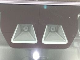 【スマートアシスト】走行中に前方の車両等を認識し、衝突しそうな時は警報とブレーキで衝突回避と被害軽減をアシスト。より安全にドライブをお楽しみいただけます。