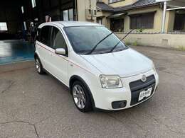 スポーティーな限定特別仕様車パンダ「100HP」は、アグレッシブでスポーティーな外観です。