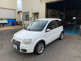 ルーフレールが取り払われ、全高が1520mmに抑えられたのも、スポーティな雰囲気づくりに貢献している。