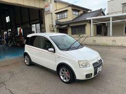 ブラックの大型フロントグリルやディフューザー風のリアバンパー、サイドスカート一体型のフェンダーアーチなどが、精悍なエクステリアを際だたせる。