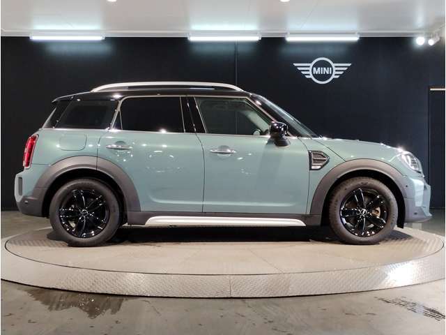 ☆MINIの車の始まりは大人四人がギリギリ乗れるコンパクトな車です！！今となっては3ナンバーですが、もともとは5ナンバーの車でした！！