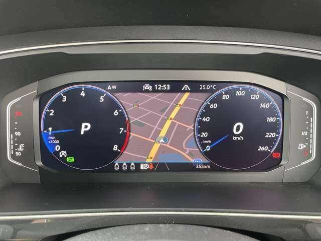 「デジタルコックピットプロ」。ナビゲーションのマップをはじめ、ディスプレイには瞬間・平均燃費や速度、走行可能距離などのドライビングデータを選択して表示できます。