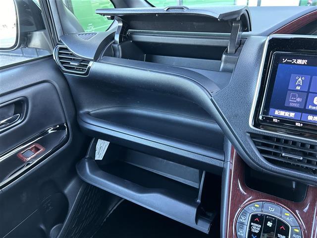 【グローブボックス】車検証ケースや、日頃使う小物類の収納に便利ですね！