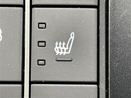 【シートヒーター】シートを温めてくれる暖房機器です！長時間座っていると負担が掛かりやすい背中や腰、または冬場などの寒い日に冷えやすい脚部に快適なぬくもりを伝えます。