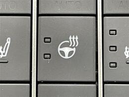 【ステアリングヒーター】冬場の寒い日に手がかじかみながら運転するのはツライですよね。でも、これがあれば安心です！ハンドルのグリップ部がじわっと暖かくなって心までポカポカします！