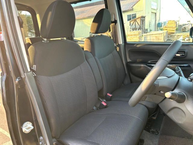 運転席シート廻りは使用感も少なく、良好な状態となっています。丁寧に使われていたことがよくわかりますね。