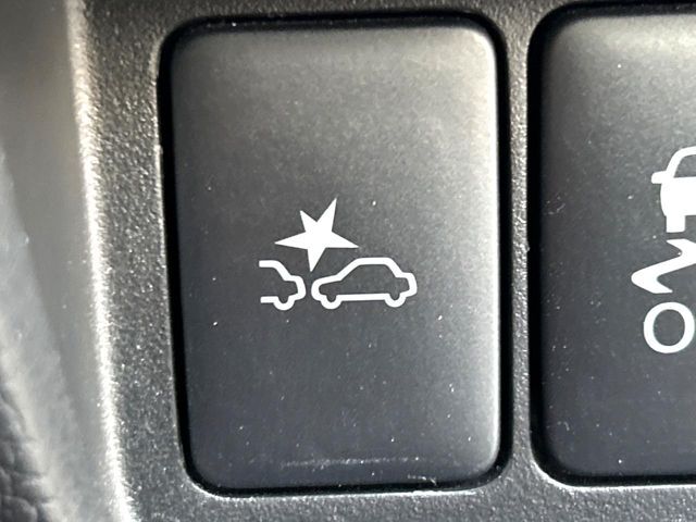 【エマージェンシーブレーキ】走行中に前方の車両等を認識し、衝突しそうな時は警報とブレーキで衝突回避と被害軽減をアシスト。より安全にドライブをお楽しみいただけます。
