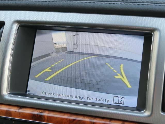 【リアビューカメラ装備】ガイドライン付きのカラーバックカメラを搭載。後退時の後方確認も楽で安心して駐車していただけます。フロント・バックソナーも内蔵されており障害物を検知し知らせます。