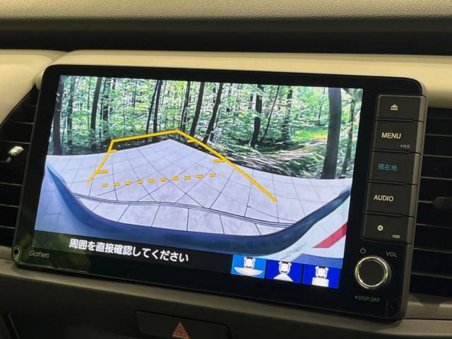 【バックカメラ】駐車時に後方がリアルタイム映像で確認できます。大型商業施設や立体駐車場での駐車時や、夜間のバック時に大活躍！運転スキルに関わらず、今や必須となった装備のひとつです！