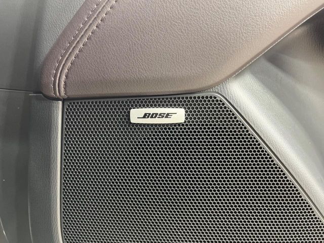 【BOSEサウンドシステム】メーカーオプションの高品位サウンドシステムを搭載。専用のチューニングが施された大小様々なスピーカーから良質なサウンドが奏でられ、臨場感あふれる音響空間を演出します。
