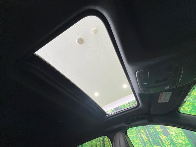【サンルーフ】開放感たっぷりの希少装備、サンルーフが装着されています！車内に明かりを取り入れたり景色を楽しむ以外にも、車内の空気も簡単に換気できて快適です！