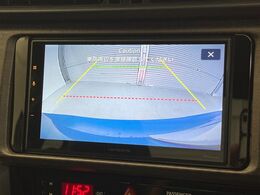 【バックカメラ】駐車時に後方がリアルタイム映像で確認できます。大型商業施設や立体駐車場での駐車時や、夜間のバック時に大活躍！運転スキルに関わらず、今や必須となった装備のひとつです！