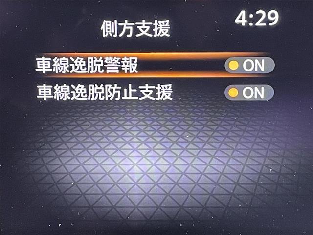 【車線逸脱警報システム（LDW）】車線を外れそうになると、警報ブザーと画面表示で注意を促します。さらに車線逸脱防止支援機能がブレーキを短時間制御し、クルマを車線内に戻すサポートを行います。