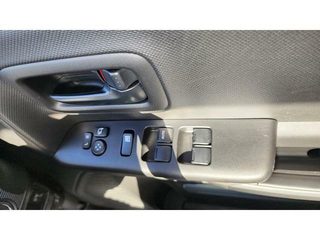 運転席側ドア内側にある電動ミラーの調整・パワーウィンドウの操作スイッチです。車内の換気をしたい時などスマート操作ができます♪