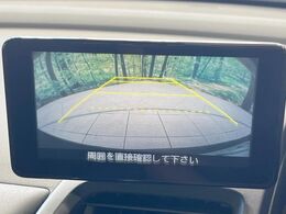 【バックカメラ】駐車時に後方がリアルタイム映像で確認できます。大型商業施設や立体駐車場での駐車時や、夜間のバック時に大活躍！運転スキルに関わらず、今や必須となった装備のひとつです！