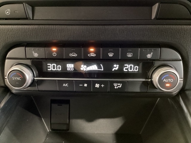温度の設定のみで快適な風量やモードなどを自動調整してくれるフルオートエアコンを装備！