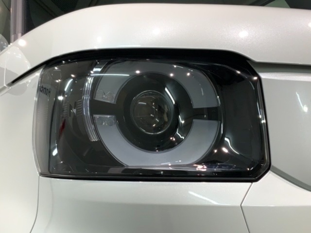 LEDヘッドライトは、点灯の瞬間から最大光量を発揮し、突然暗くなるトンネルなどでの安定感を高めます。