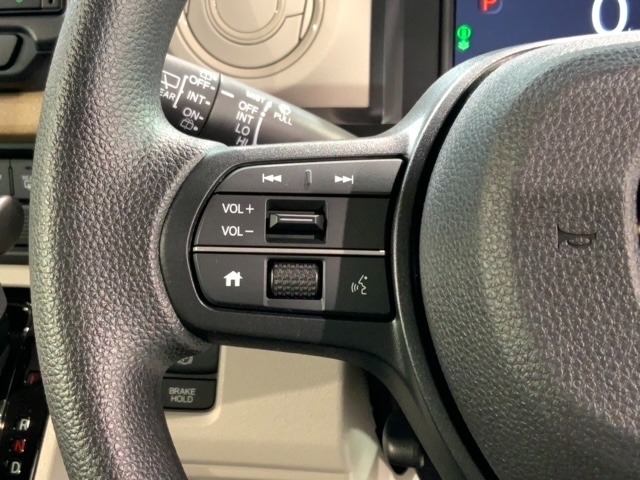 ステアリングにオーディオ操作スイッチが付いています。オーディオ画面に直接タッチしなくても操作が出来ますので、運転に集中できます。