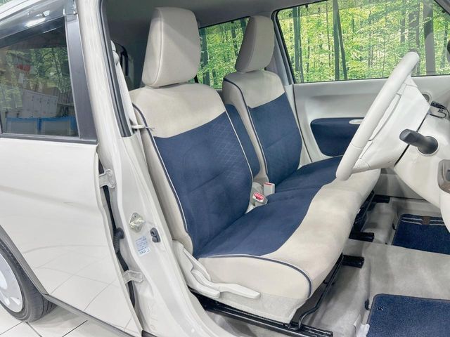 運転席まわりには十分なスペースがあり、大柄な方でもゆったり運転していただける環境です。