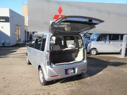 テールゲートもここまで開くので荷物の出し入れがしやすいですよ＾＾