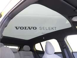 大面積のパノラマ・ガラス・ルーフが、ボルボEX30のキャビンにゆとりと開放感をもたらします。インテリアには再生可能な素材やリサイクル素材を使用し、ディテールまで美しく仕上げました。